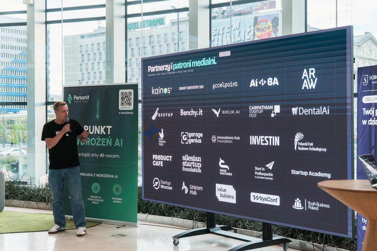 Michał Sukiennik presenting the partners and patrons of Pionierzy AI on screen